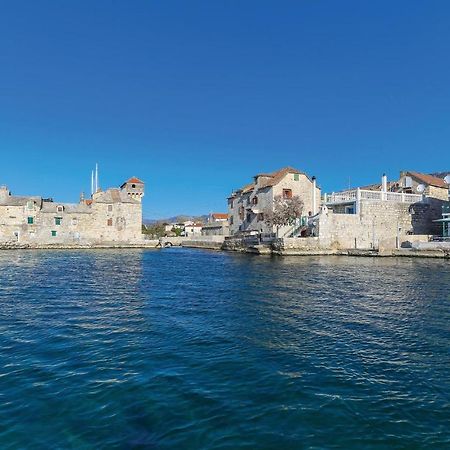 Lovely Apartment In Kastel Gomilica With Kitchen คาชเตลา ภายนอก รูปภาพ