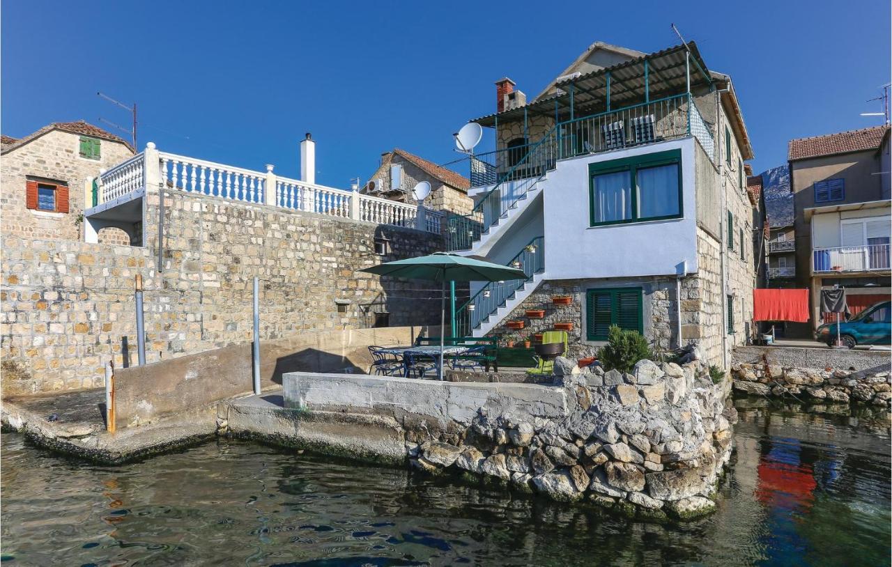Lovely Apartment In Kastel Gomilica With Kitchen คาชเตลา ภายนอก รูปภาพ