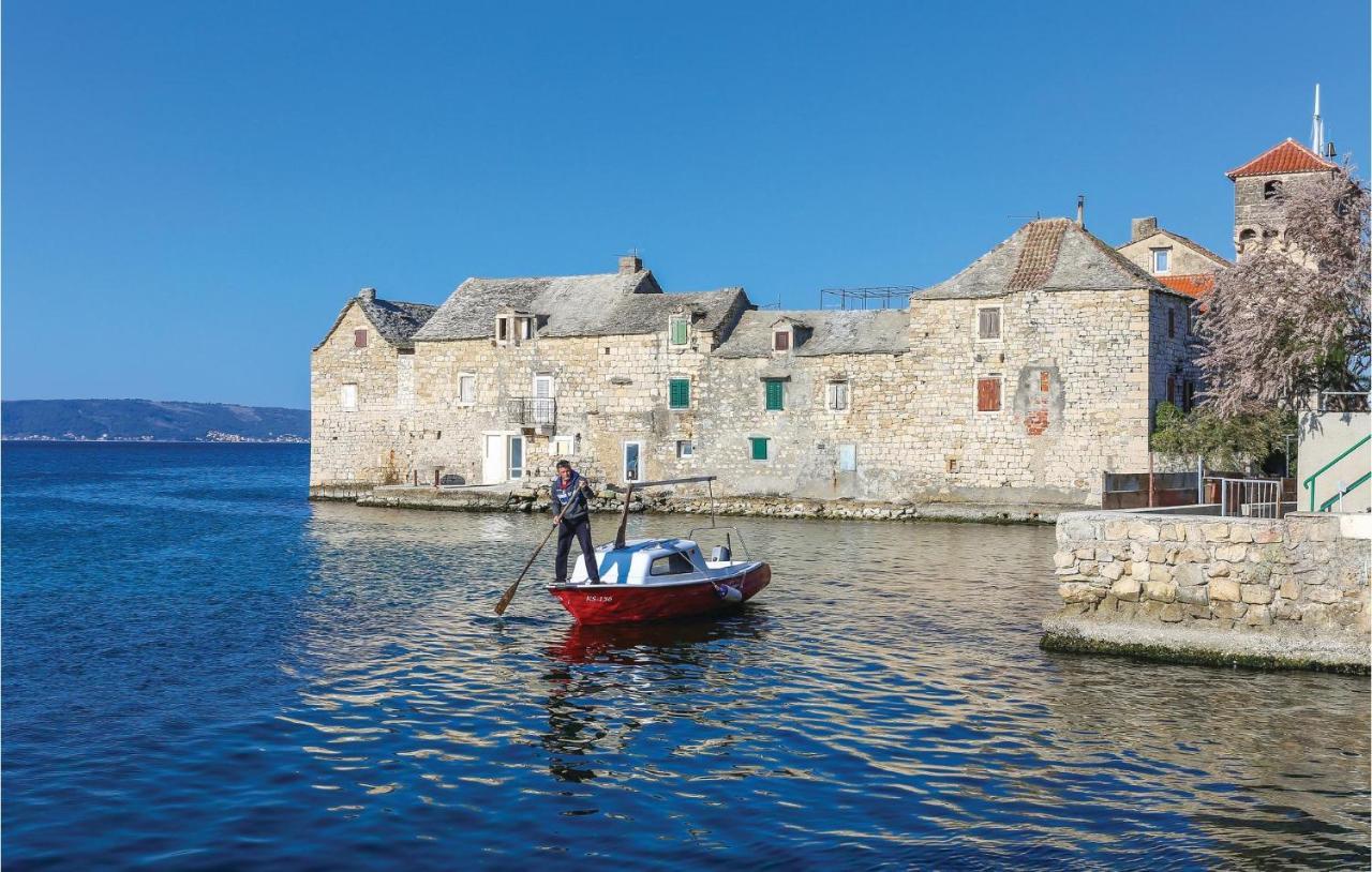 Lovely Apartment In Kastel Gomilica With Kitchen คาชเตลา ภายนอก รูปภาพ