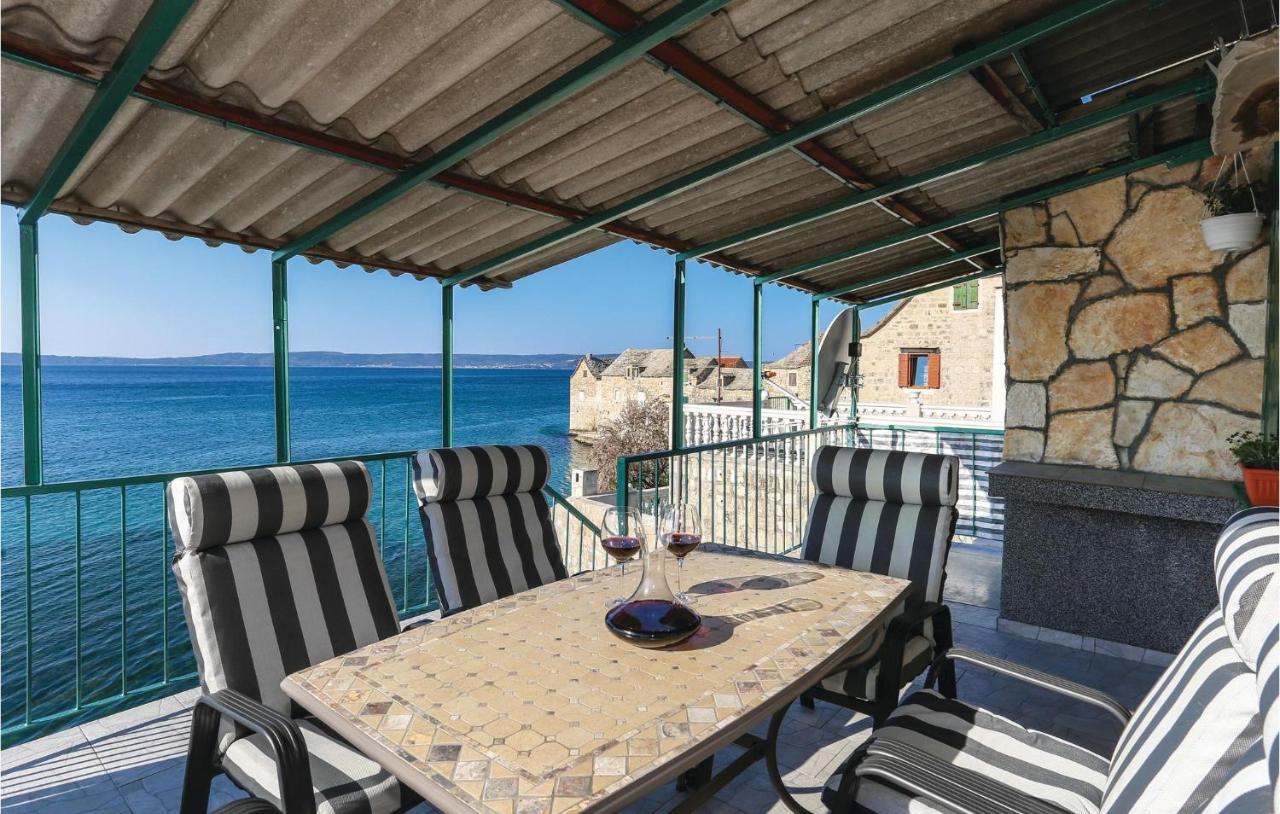 Lovely Apartment In Kastel Gomilica With Kitchen คาชเตลา ภายนอก รูปภาพ