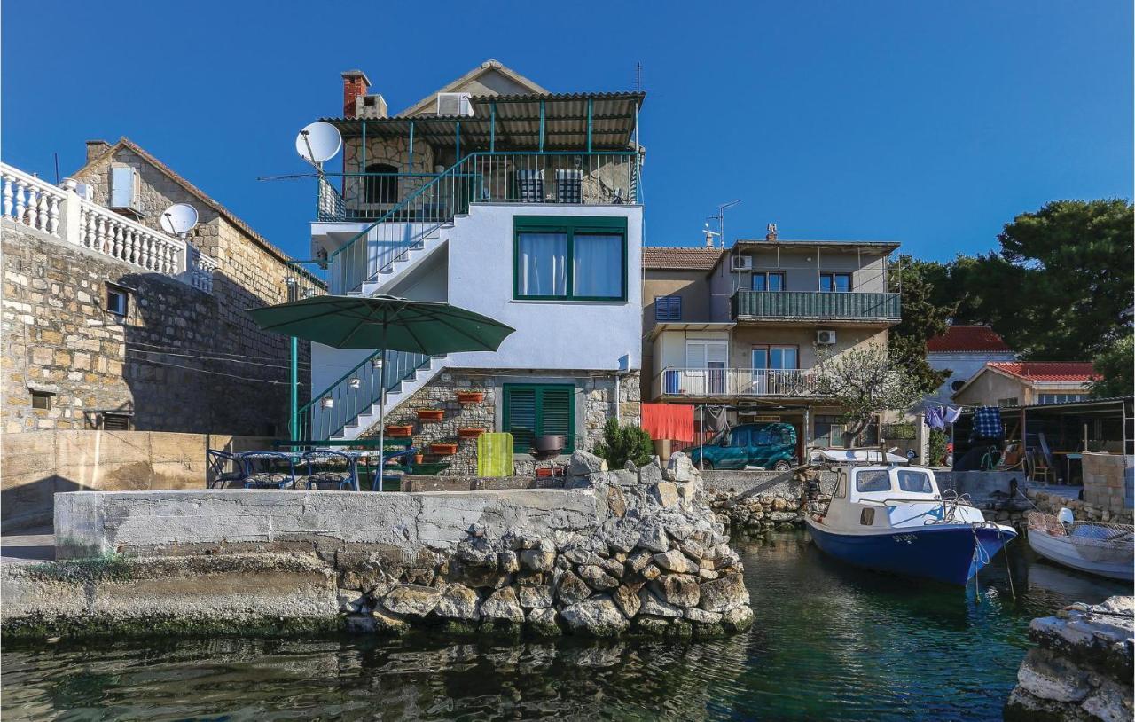Lovely Apartment In Kastel Gomilica With Kitchen คาชเตลา ภายนอก รูปภาพ