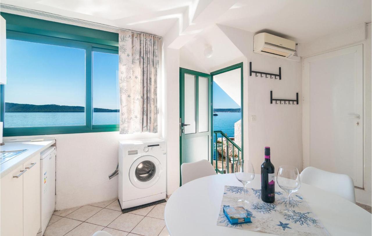 Lovely Apartment In Kastel Gomilica With Kitchen คาชเตลา ภายนอก รูปภาพ