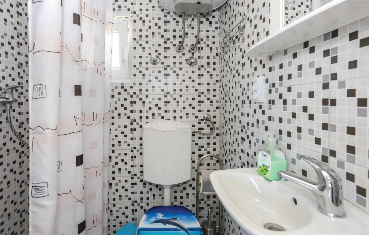 Lovely Apartment In Kastel Gomilica With Kitchen คาชเตลา ภายนอก รูปภาพ