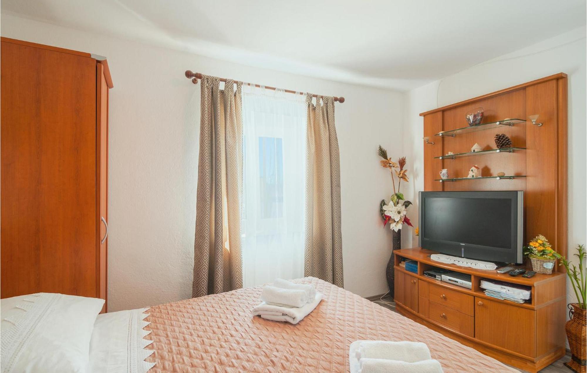 Lovely Apartment In Kastel Gomilica With Kitchen คาชเตลา ภายนอก รูปภาพ